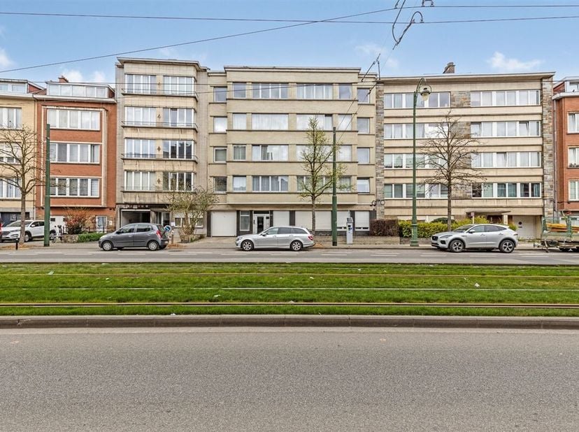 A proximité du parc Roi Baudouin très  bel appartement LUMINEUX +/- 113  m² (PEB) au 4ème et dernier étage  d&#039;un petit immeuble de 9 unités composé d&#039;