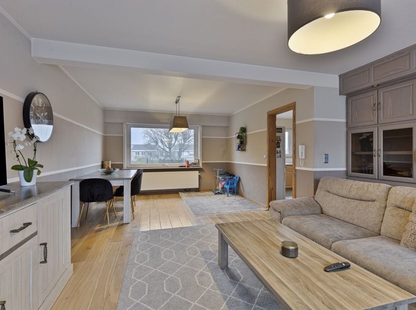 Deze instapklare bel-etage te koop in Beveren-Leie heeft 4 kamers en zuidgerichte tuin met terras en ligt op een perceel van ca. 350m². Naast de inpan
