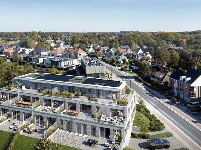 Dit hoogstaand, afgewerkt (het appartement zal volledig geschilderd worden) appartement is gelegen in een luxe residentie welke bestaat uit 3 bouwlage
