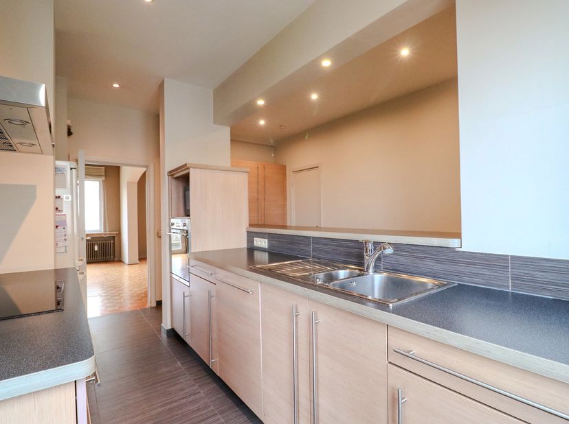 APP. 2 SLPK - FRANKLIN ROOSEVELT&lt;br /&gt;
Dit lichte appartement van 126 m² ligt in een luxe modernistisch gebouw met een halfronde bakstenen gevel, gebo
