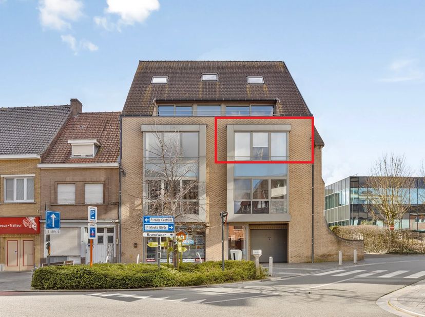 Dit aangenaam appartement is uitstekend gelegen, op enkele meters van de Grote Markt, het stadspark, de bib, winkels, horeca,... Werkelijk alles is di