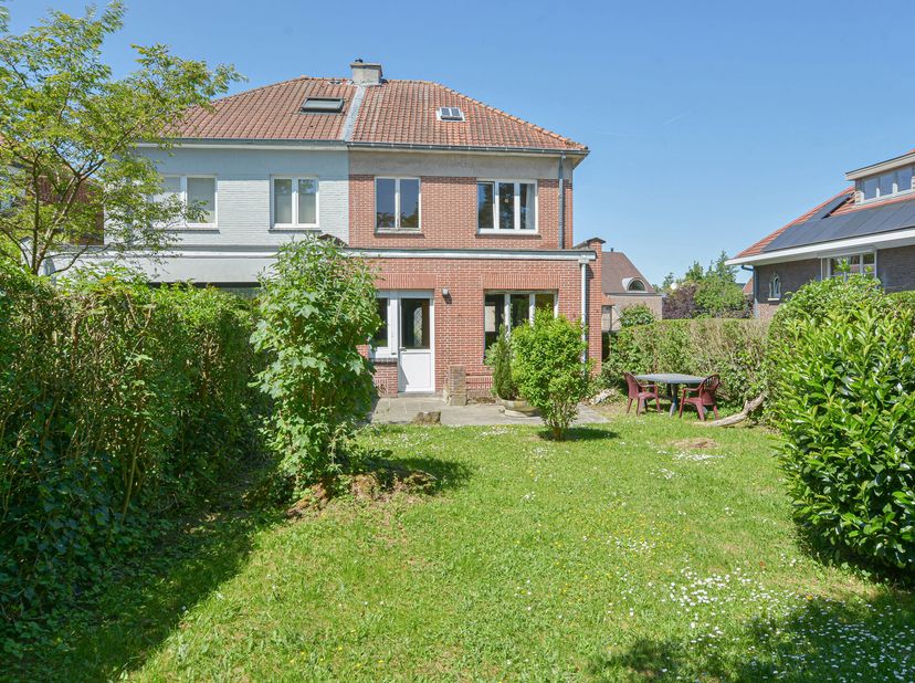 Maxime Real Estate stelt u een charmante woning voor met veel potentieel na renovatie.&lt;br /&gt;
Gelegen in een rustige en residentiële straat, in hartje
