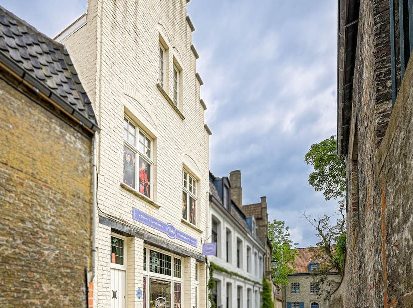 Het pand is prachtig gelegen in een authentieke straat (Groeninge) met een uniek zicht op de tuin van het Arentshof en Onze-Lieve-Vrouwekerk, waardoor
