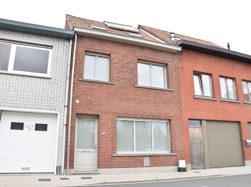 Bent u op zoek naar een instapklare woning die zowel binnen als buiten veel ruimte biedt? Mits renovatie van de badkamer, is deze woning precies wat u
