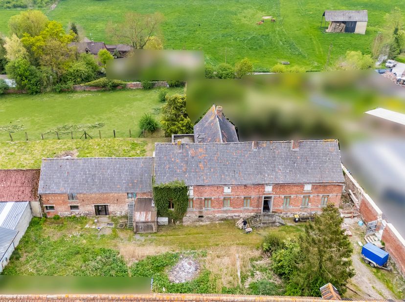 Dans le centre de Quévy-le Petit située dans un cul de sac, partie d&#039;une ancienne ferme en carré avec jardin intérieur comprenant le corps principal c