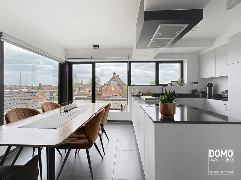 Heeft u interesse? Bekijk dit appartement op onze website http://www.domovastgoed.be of contacteer ons op het nummer 011/96.49.96&lt;br /&gt;
Luxueus afgewe