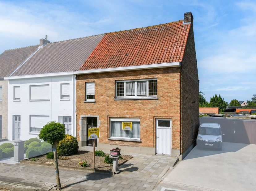 Deze charmante woning, rustig gelegen in een residentiële buurt vlakbij het centrum van Eernegem, biedt heel wat potentieel! Het perceel van 273 m² en