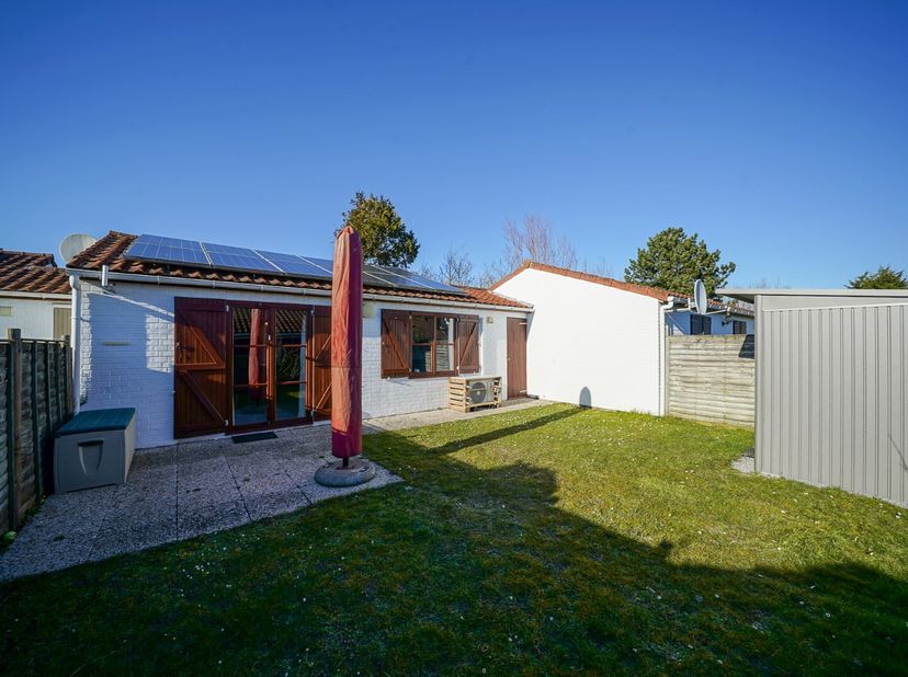 Instapklare en gemeubelde vakantiewoning gelegen in Zeepark Zeewind 1 te Bredene. De woning bevindt zich op minder dan 1 km van het strand en is omgev