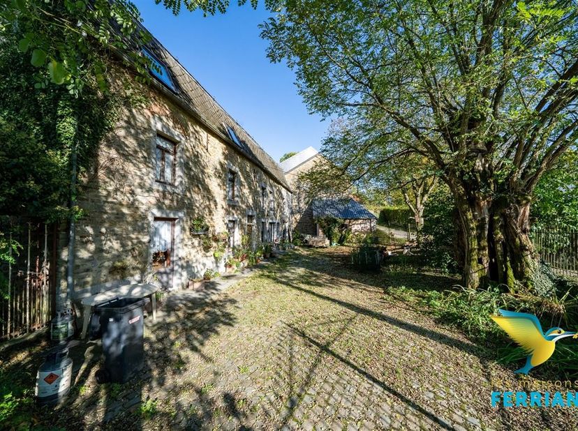 Charmante fermette à rénover située dans le paisible village d&#039;Hanzinelle, cette fermette 4 façades en pierre du pays offre un immense potentiel.&lt;br /