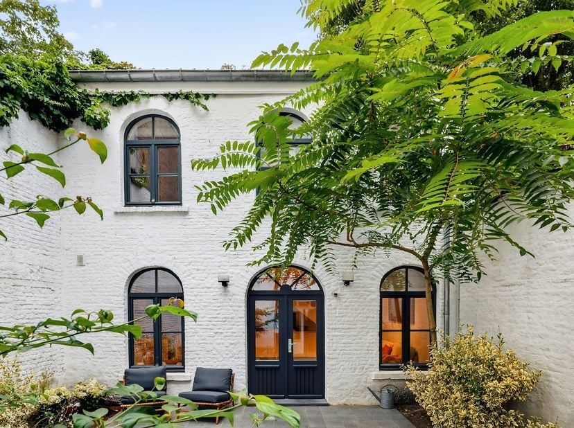 Victoire - Junot vous présente cette charmante maison meublée entièrement rénovée, sise en intérieur d&#039;ilot proche du Quartier Louise et du Sablon. Ré