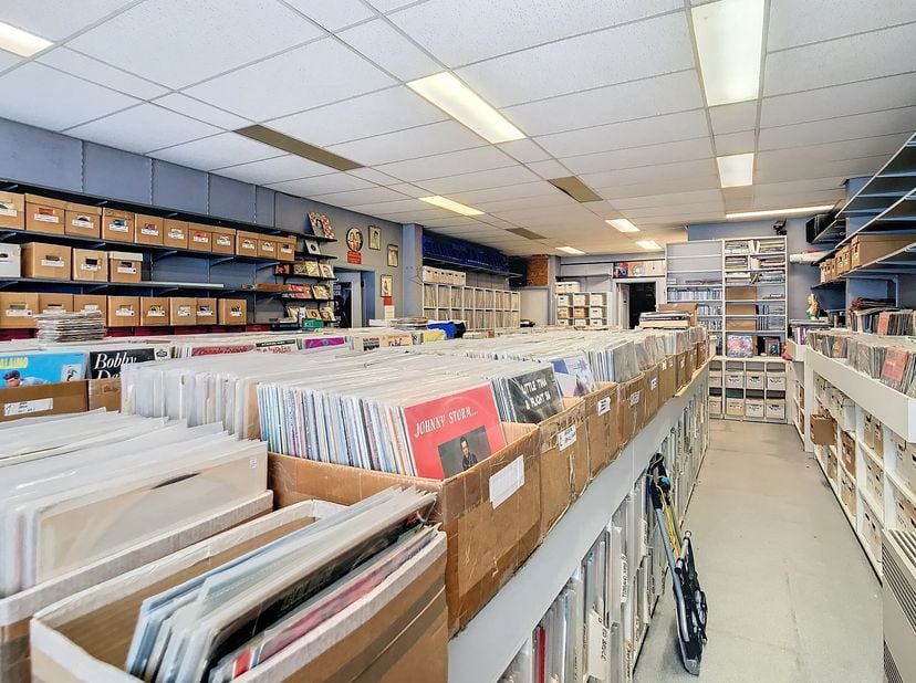 Ce bâtiment, actuellement utilisé comme magasin avec espaces de rangement, est proposé à la vente dans la Langestraat, au centre de Kruibeke. Il peut
