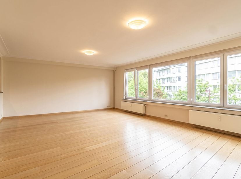 Situé à proximité immédiate de deux parcs (DUDEN et Forest), à un jet de pierre du haut de Saint-Gilles et de lAltitude cent, nous vous proposons ce v