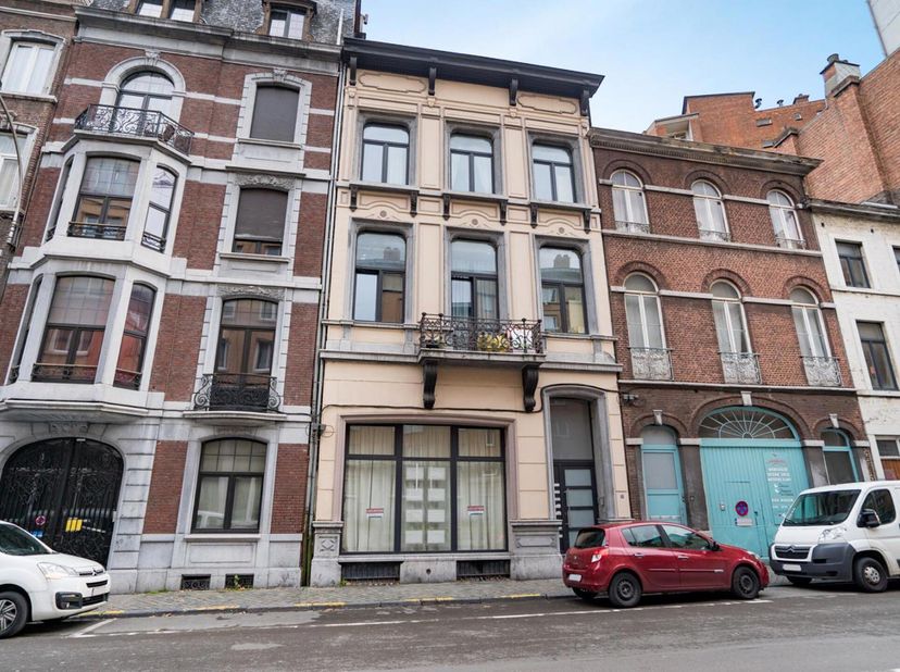 Situé à Outremeuse (Liège), cet immeuble de rapport exceptionnel est une opportunité rare pour les investisseurs avertis.&lt;br /&gt;
Composé dun rez-de-cha