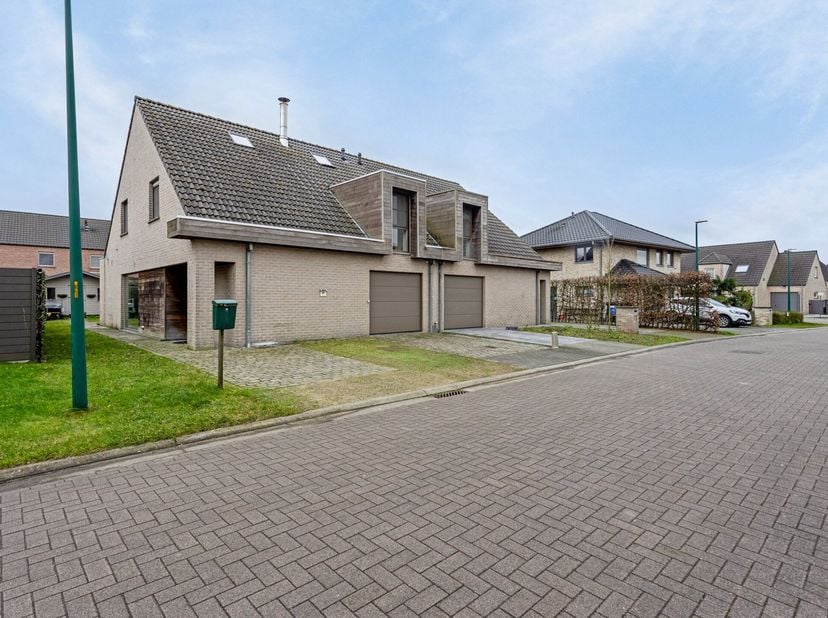 ALWEER VERKOCHT BINNEN DE MAAND! 0456 65 05 26 als u wenst te verkopen&lt;br /&gt;
&lt;br /&gt;
Maak kennis met deze eigentijdse halfopen bebouwing, gebouwd in 20