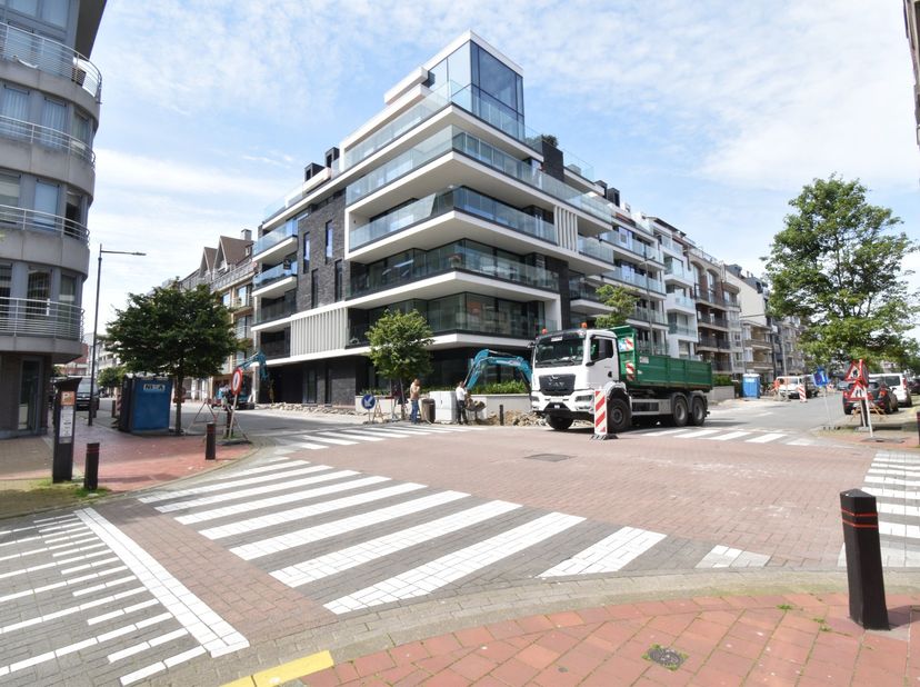Res. Miraval&lt;br /&gt;
&lt;br /&gt;
Garage box double facilement accessible avec ascenseur dans le centre de Knokke.&lt;br /&gt;
Dimensions : largeur 5,80 m, profonde