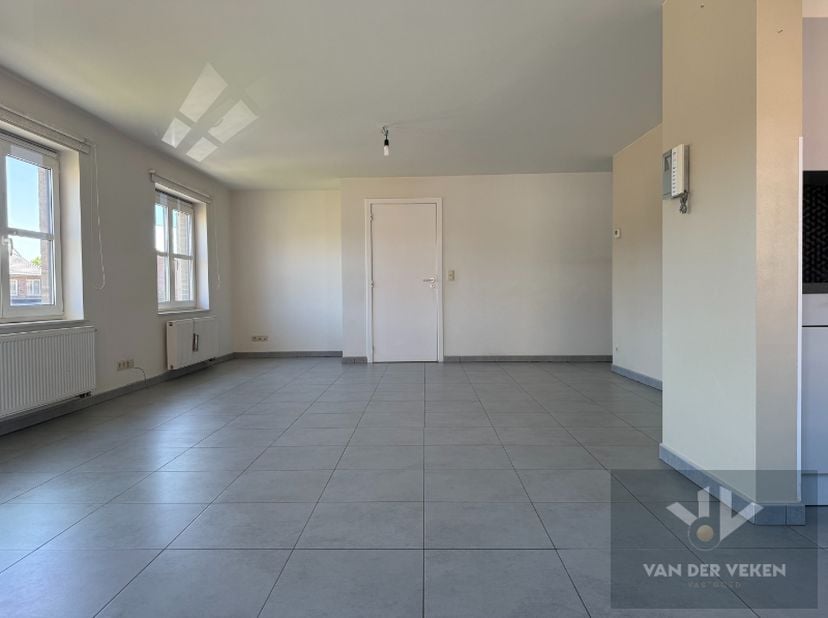 HOEKAPPARTEMENT MET 2 SLAAPKAMERS EN OVERDEKT Terras op uitSTEKEND BEREIKBARE LOCATIE in kortessem&lt;br /&gt;
&lt;br /&gt;
TROEVEN:&lt;br /&gt;
- Uitstekende bereikbaa