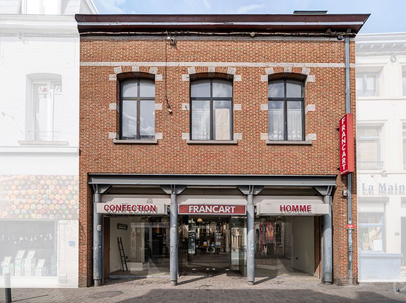 We Invest Mons vous présente un bâtiment de rapport à rafraîchir situé en plein centre ville, proche de toutes les commodités.&lt;br /&gt;
Le bâtiment est a