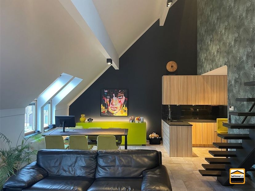 Ruim duplexappartement met 3 slaapkamers, 2 terrassen, ondergrondse &lt;br /&gt;
autostaanplaats en kelderberging, pal in het centrum van Borgloon&lt;br /&gt;
Dit