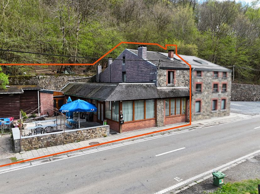 REZ DE CHAUSSÉE DE ± 141 m² :&lt;br /&gt;
- Séjour de ± 56m² sur carrelage (avec bar d&#039;époque intégré),&lt;br /&gt;
- Cuisine de ± 16m² sur carrelage (avec cuisin