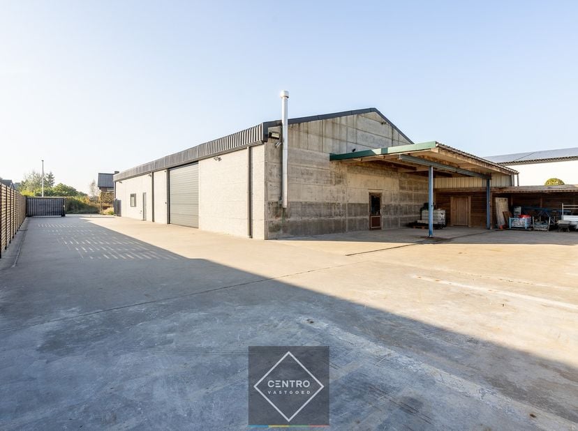 Benaderende OPPERVLAKTEN:&lt;br /&gt;
Constructie - bewoonbare oppervlakten&lt;br /&gt;
Woning: 293 m²&lt;br /&gt;
Werkplaats: 260 m² + mezzanine 70 m²&lt;br /&gt;
&lt;br /&gt;
Gro