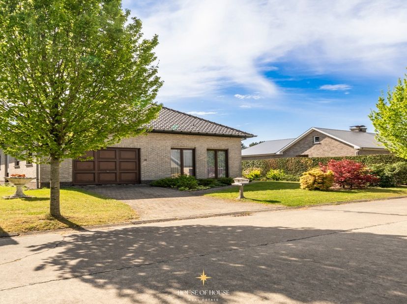 Deze charmante villa-bungalow is gelegen op een ruim perceel van 874 m² in de groene en rustige woonwijk Kwenenbos. Dankzij de uitstekende ligging gen