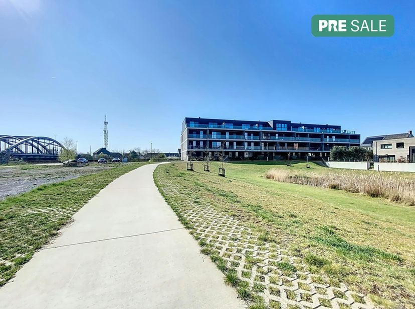 Dit instapklare appartement met 2 slaapkamers combineert comfort, ruimte en een topligging in het centrum van Aalter-Brug. Dankzij de twee ruime terra