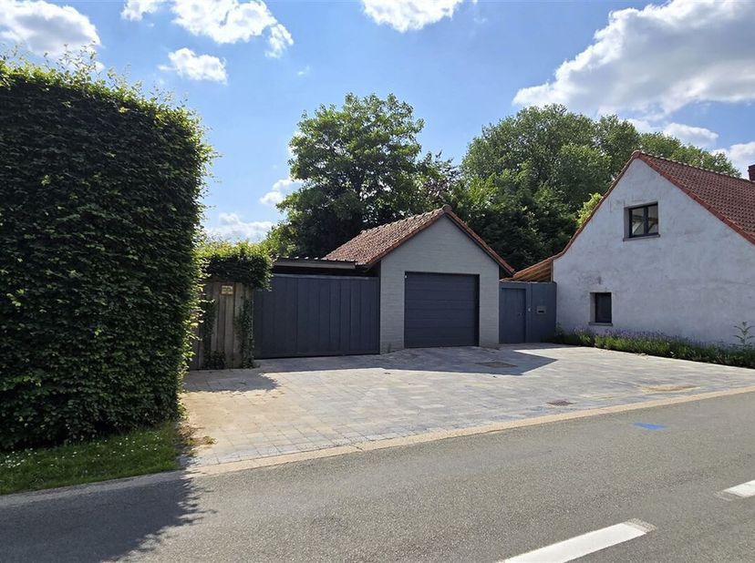 Située dans le quartier pittoresque de Sint-Denijs, à un jet de pierre de Courtrai et de toutes les routes de liaison.&lt;br /&gt;
Maison de charme rénovée
