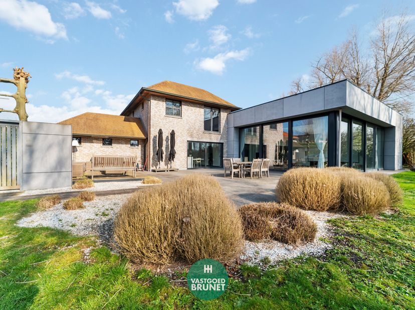 Luxe villa met binnenzwembad. Voor alle details bel Domien op 0485 05 40 11.