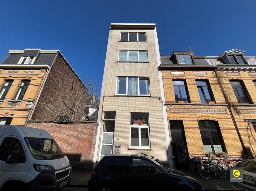 Dit kleinschalig en goed onderhouden gebouw omvat 3 appartementen met elk één slaapkamer alsook 1 studio. Met een absolute toplocatie te Oud Berchem i