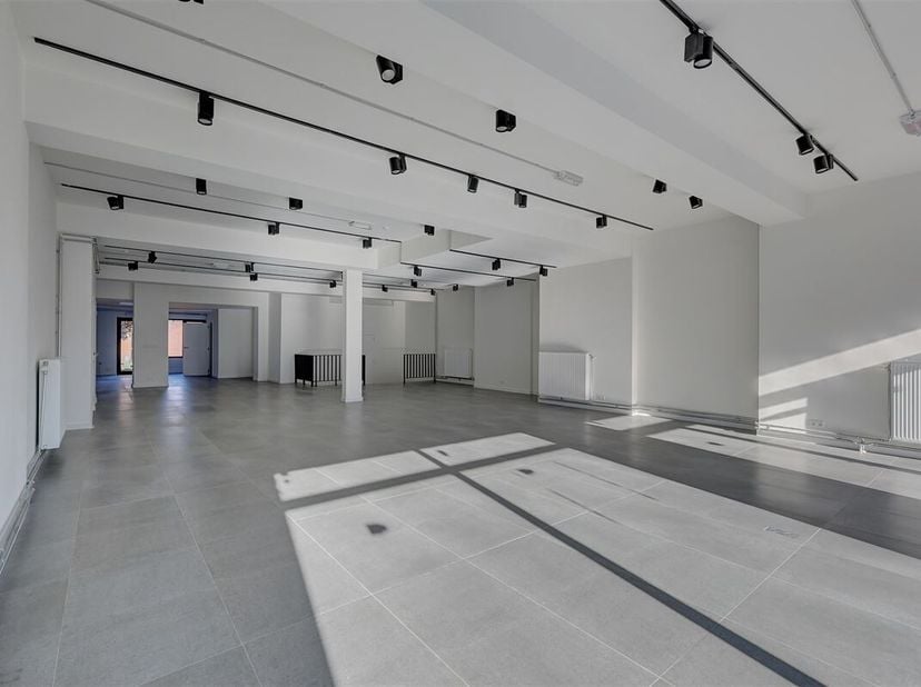 Deze gerenoveerde kantoorruimte is gelegen op een uitstekende locatie in het centrum van Hemiksem. De ligging is centraal en met een uitstekende visib