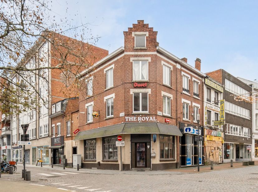 Dit handelspand heeft een zeer centrale ligging in het centrum van Hasselt. In dit pand bevond zich het bekende café &quot;The Royal&quot;.  Wil u nieuw leven i
