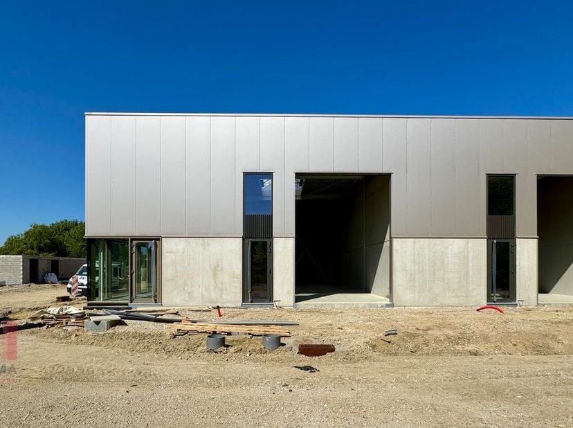 PME de construction récente d&#039;une superficie de 216 m² avec 2 places de parking privées à vendre. Stratégiquement situé dans le triangle d&#039;or Anvers -