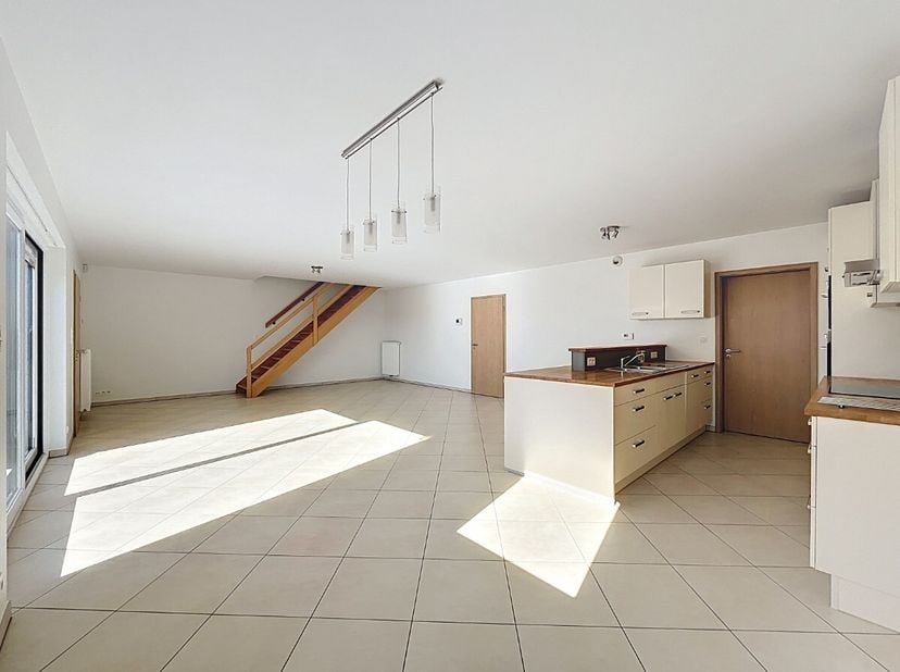 LIBRE IMMÉDIATEMENTERA Welchome vous propose un magnifique et spacieux duplex idéalement situé au 2 ème étage d&#039;une copropriété récente à seulement 5