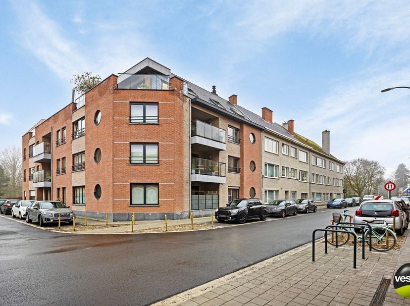 Dit 2 slaapkamer appartement met een bewoonbare oppervlakte van 120 m² is gelegen op de 1ste verdieping van een kleinschalig, recent gebouw. Met een c