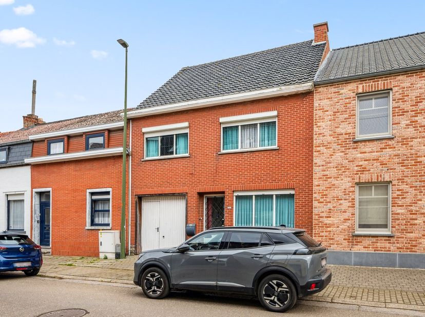 Cette maison à rénover, située au 90, rue du Village à Melkwezer (Linter), offre beaucoup de potentiel pour ceux qui recherchent un projet avec de l&#039;e