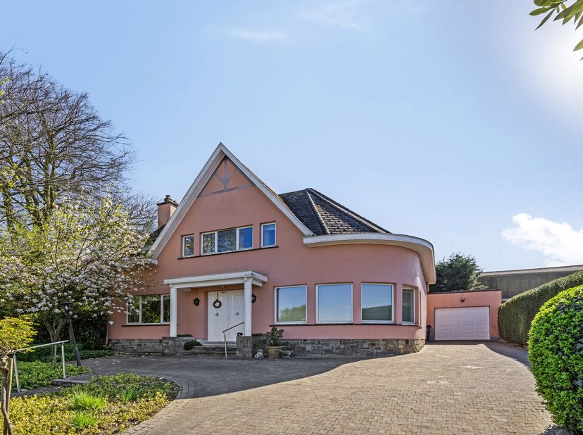 Maison de caractère très accueillante située dans le centre d&#039;Affligem (Hekelgem) avec tous les besoins à proximité. Aujourd&#039;hui, la maison est aménag