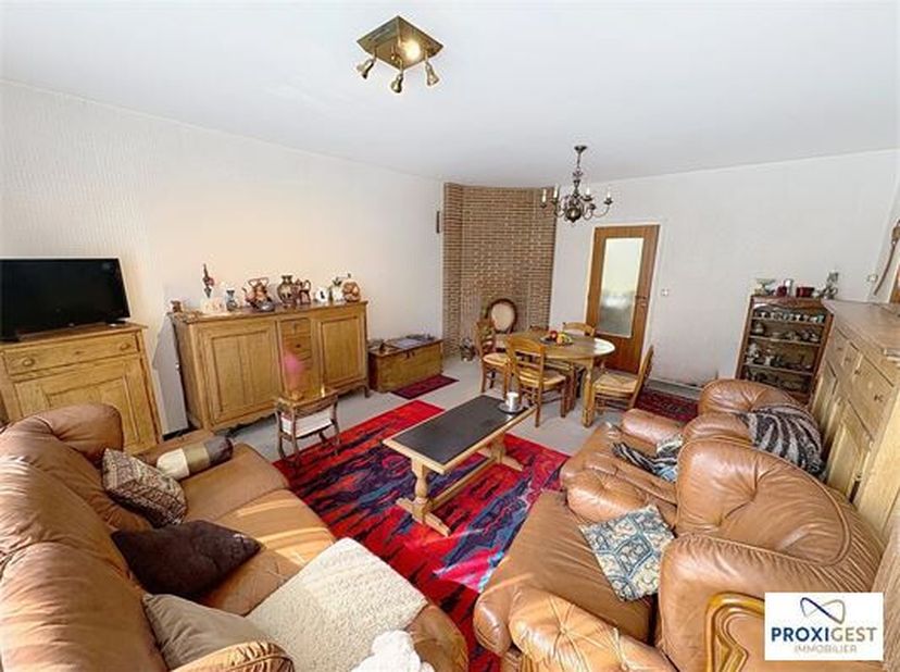 Namur - Salzinnes : Superbe appartement 2 chambres à rénover de +/- 92 m² avec terrasse et cave. Dans un quartier stratégique de Namur, à coté de l&#039;hô
