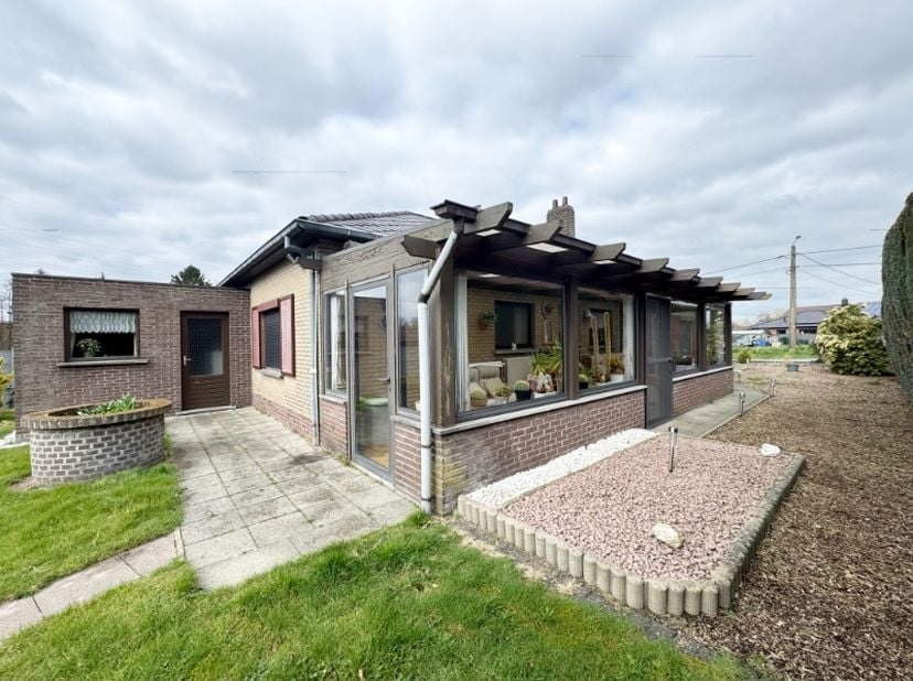 Deze bungalowwoning is op zoek naar een handige doe-het-zelver of een familie die een woning naar eigen smaak wil renoveren. Mits enige renovatie is d