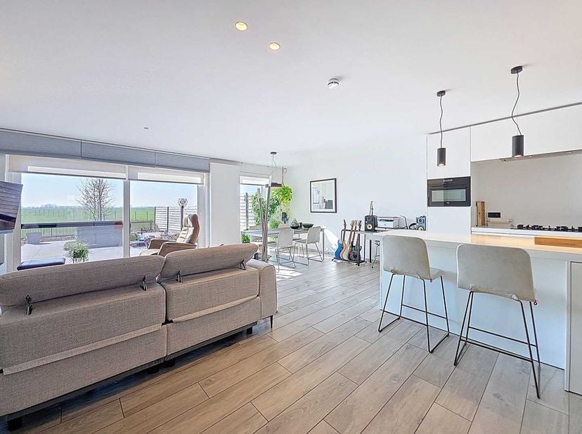 Deze recente woning combineert modern wooncomfort met een landelijke ligging in Ramskapelle, op slechts 4 km van Nieuwpoort. &lt;br /&gt;
Indeling: inkomhal