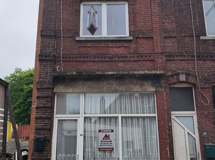 Maison 3 façades a rénover sans extérieur idéal pour investisseur ou premier achat comprenant&lt;br /&gt;
Salon, salle a manger cuisine sdd&lt;br /&gt;
Au premier