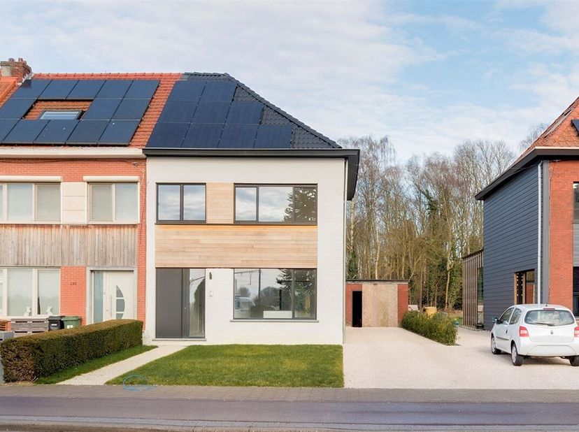 Cette maison entièrement rénovée est située dans la rue calme et résidentielle Alexander Franckstraat à Boechout, entourée de verdure et facilement ac