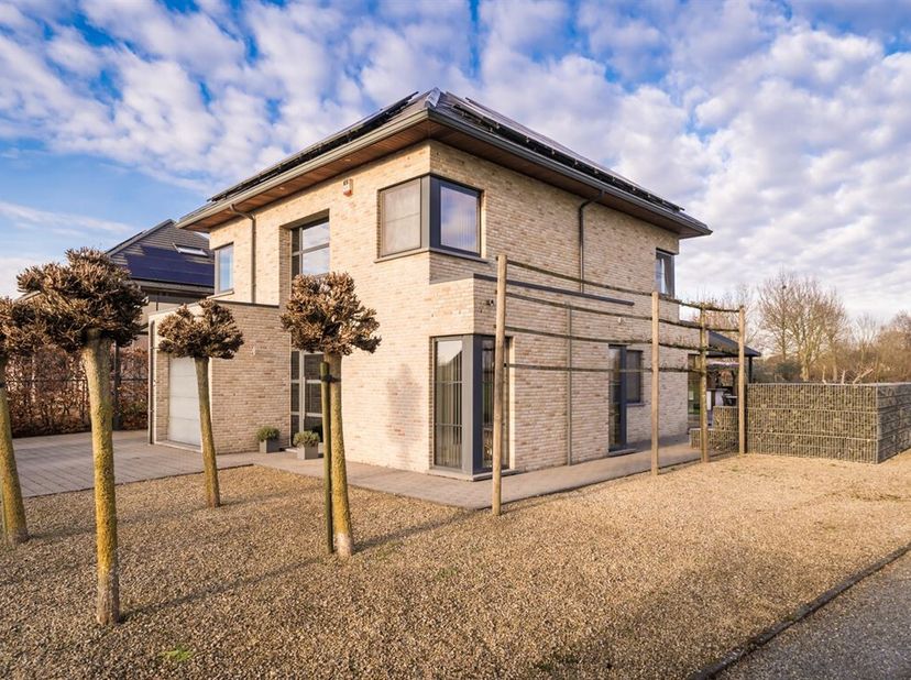 Prachtige villa gebouwd in 2007 op een zeer goede locatie. Ruim perceel van +/- 13A gelegen naast agrarisch gebied met wijd uitzicht. Ruime oprit aan