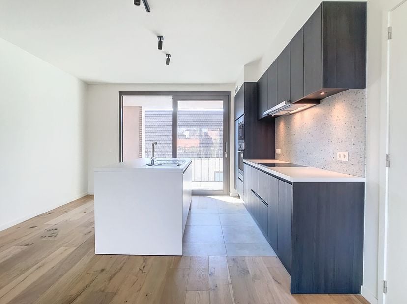 Cet appartement neuf économe en énergie avec 2 chambres et 2 terrasses est à louer dans un emplacement privilégié à Bruges, à proximité du centre-vill