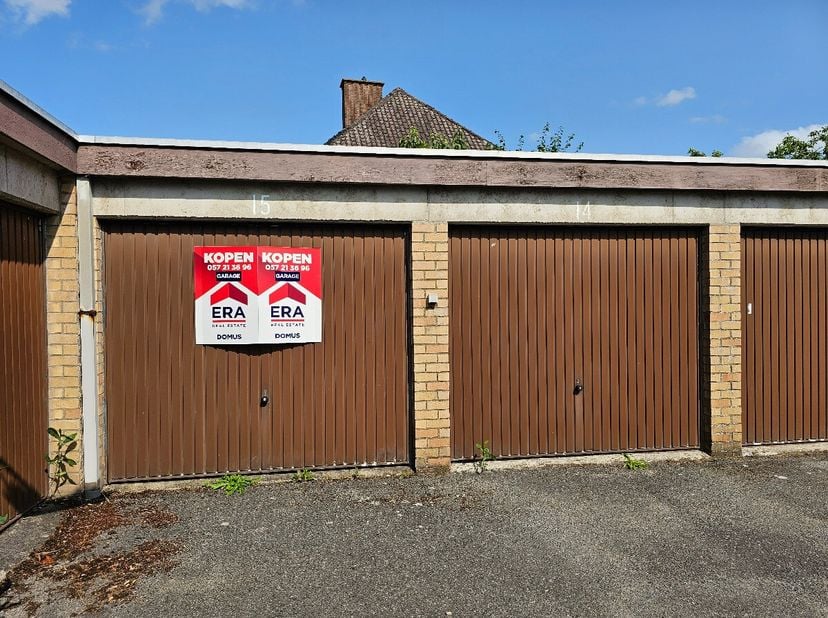 Te Koop: Centraal Gelegen Garage in het Hart van Ieper Bent u op zoek naar een ideale parkeeroplossing in het bruisende centrum van Ieper? Wij hebben
