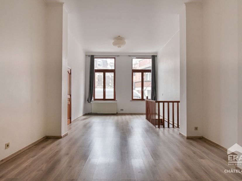 ERA CHATELAIN biedt deze duplexflat met prachtig potentieel aan, ideaal gelegen in de wijk Dailly en op een steenworp afstand van het Josaphatpark, me