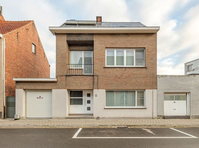 Deze ruime en solide woning in het hart van Sint-Katelijne-Waver is de ideale plek voor gezinnen of iedereen die op zoek is naar een woning met veel m
