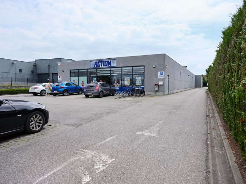 Erg recente winkelunit van 1.082 m² gelegen langs de N9 (handelskilometer) te Maldegem. Bouwjaar 2013.&lt;br /&gt;
Bestaande compartimentering kan worden ve