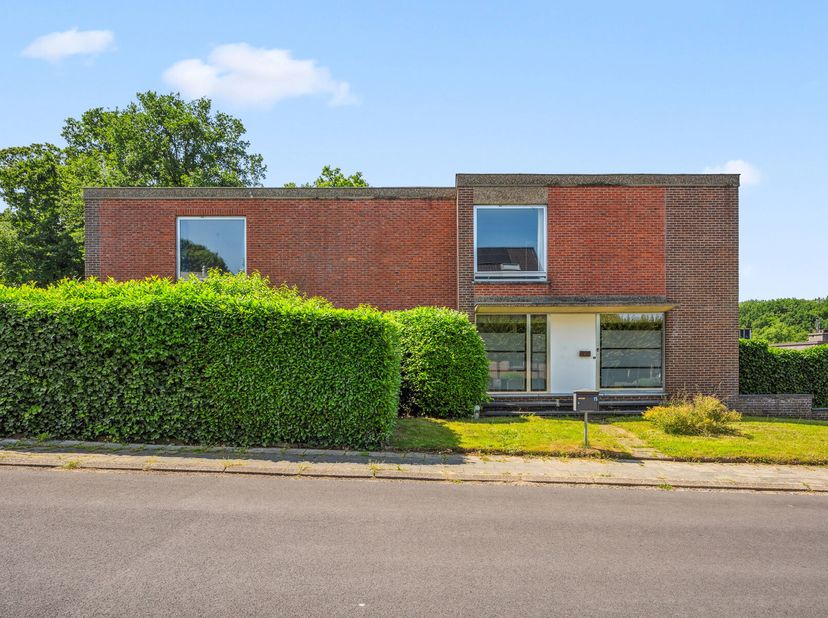 In de Raalbeeklaan te Heverlee vindt u deze ruime en charmante villa, gelegen op een perceel van 10,24 are met een bewoonbare oppervlakte van 226 m².