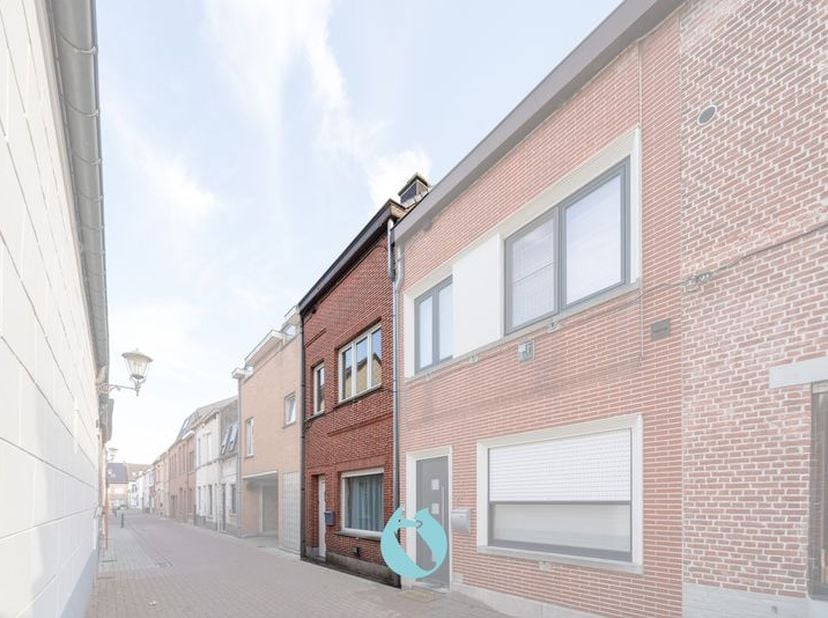 Deze woning met aangenaam terras is gelegen onder de kerktoren vlakbij het centrum van Eeklo. &lt;br /&gt;
Vanaf hier geniet u op wandelafstand van lokale h