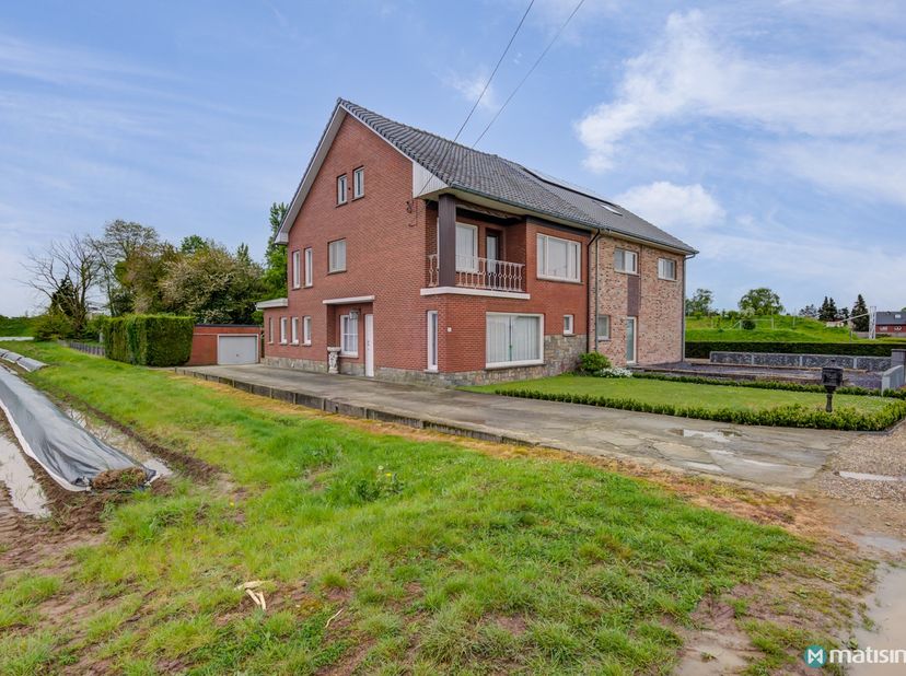 RUIME WONING MET 4 SLAAPKAMERS, VRIJSTAANDE GARAGE EN GROTE TUIN GELEGEN TE DILSEN-STOKKEM&lt;br /&gt;
&lt;br /&gt;
*** Bekijkt U deze woning via een aanverwante